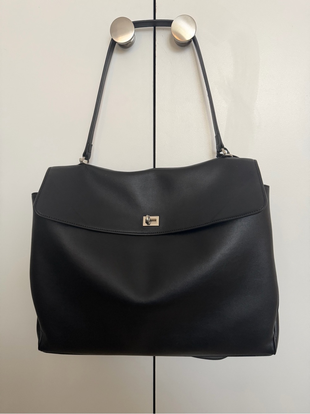 Classic Black Leather Shoulder Bag - Elegant Everyday Tote - Picture 2 of 8